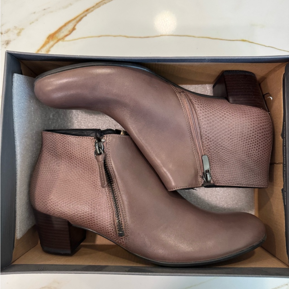 Ecco Women's Ankle Boots in Medium Brown Size 11